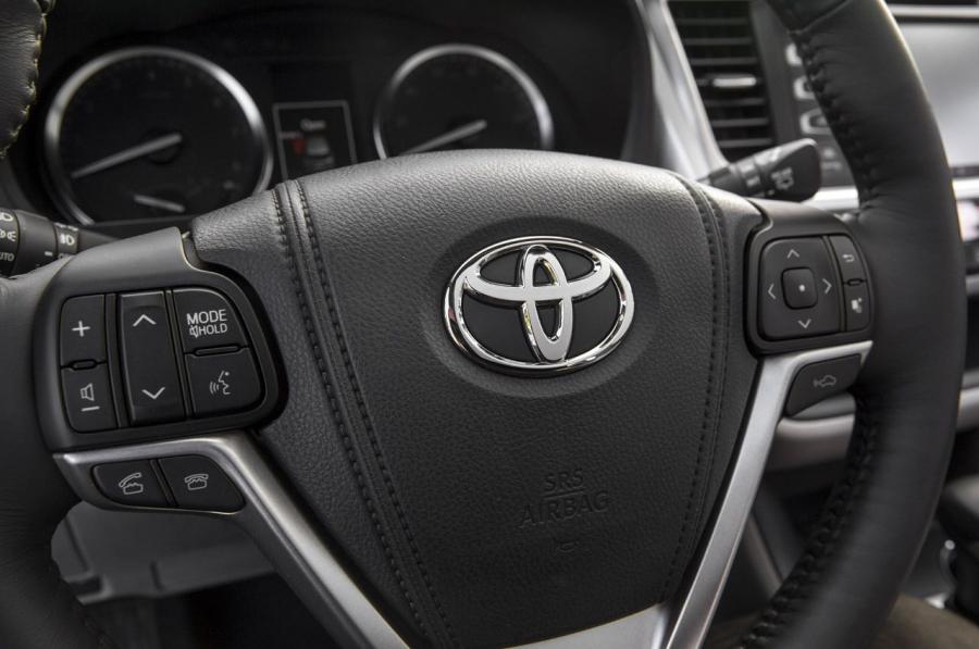 Детали интерьера Toyota Highlander (XU50) 2013 года  (фото 20 из 80)